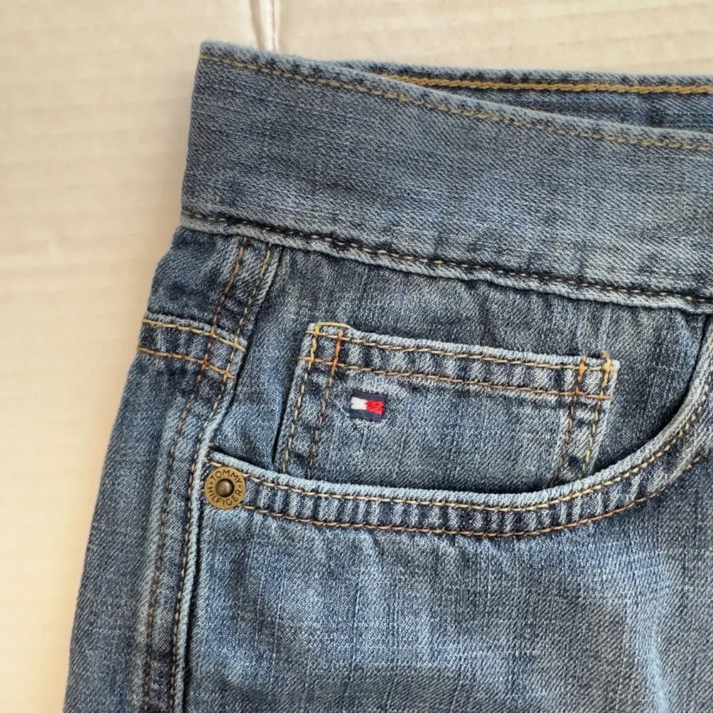 Tommy Hilfiger Womens Blue Denim Shorts Medium Wash 100% Cotton Size 6